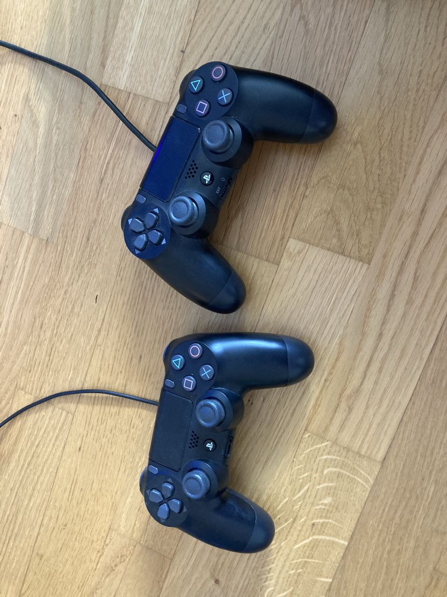 Sony Consoles: PS4 PlayStation mit games - 2 kontroller – D'occasion à St. Gallen par Parrotb 2