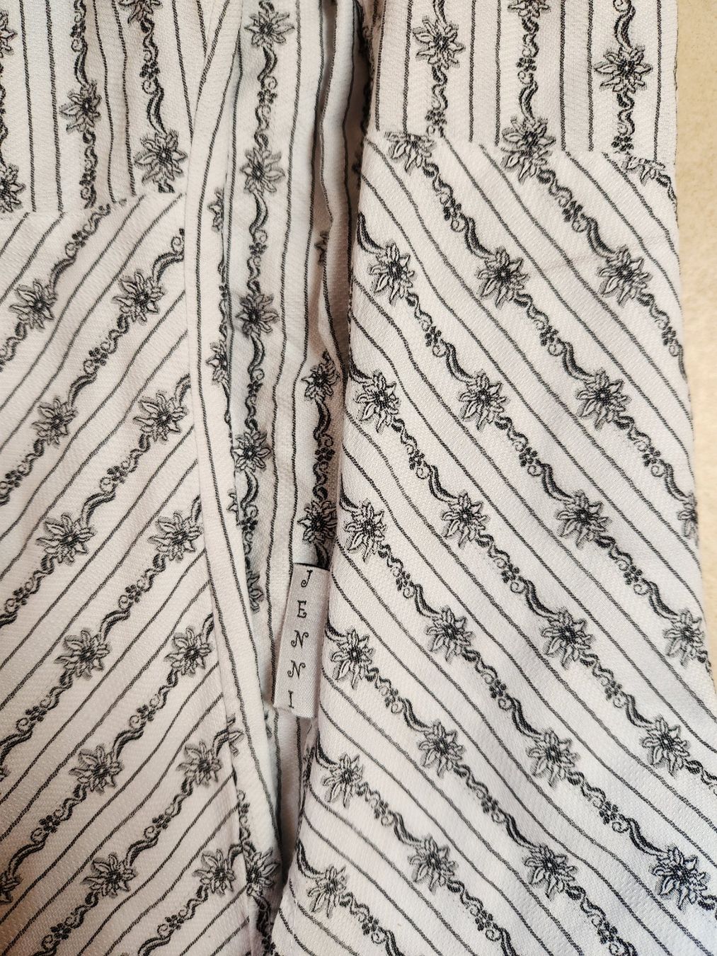 Camicette: Edelweissbluse von Jenni mit Pufffärmel  Hellgrau Neu Gr.38 – Nuovo e nell'imballaggio originale da Gstaad venduto da Meiel2020 4