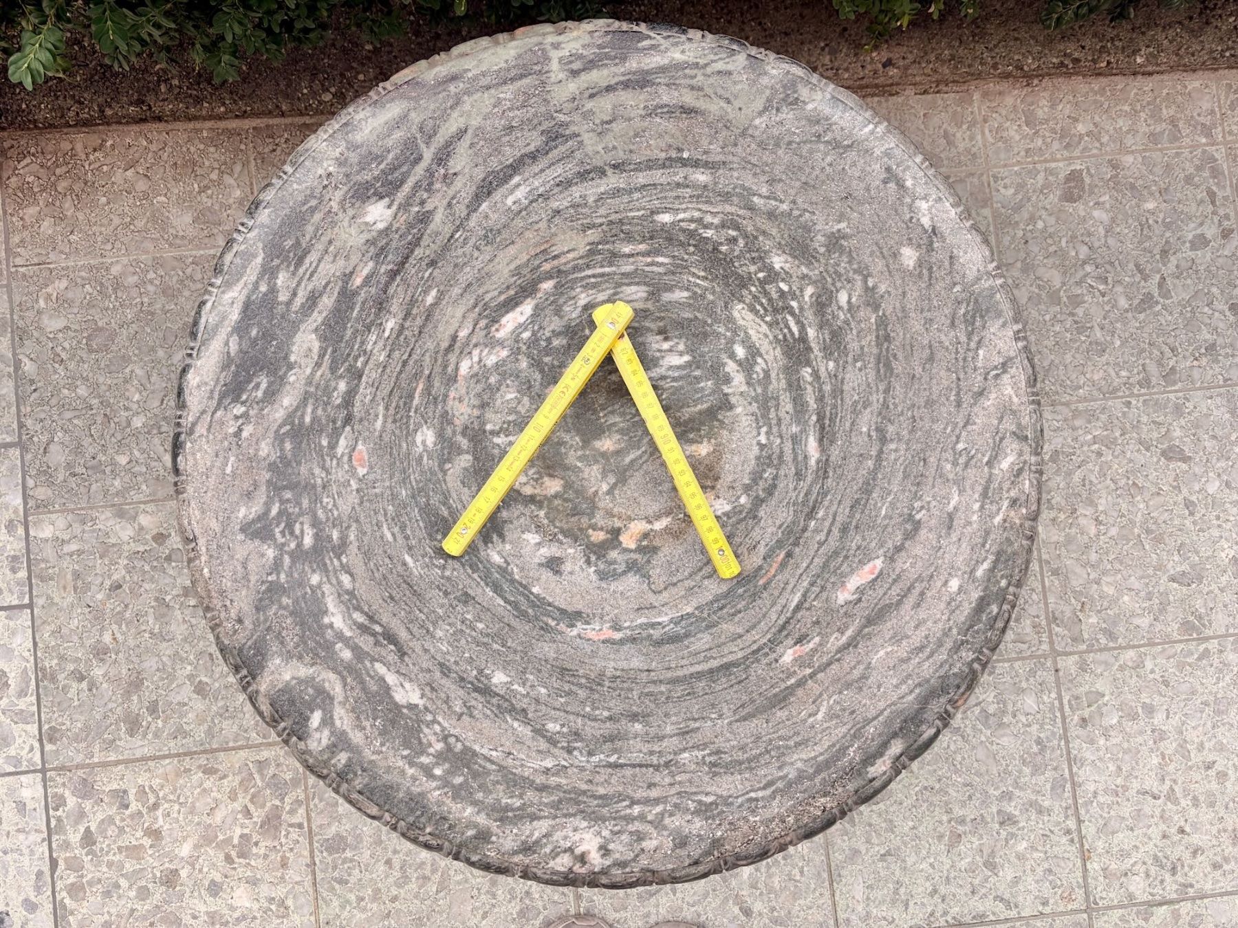Pots de fleurs: 🟢   Grosse Marmorvase auf Sockel – D'occasion à Zürich par trashtussi 3