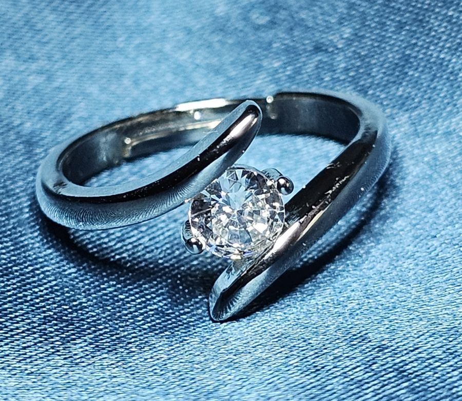 Anelli: Offener Ring mit  Zirkonia, 925 versilbert, c.a. US7/CH54-US – Nuovo (secondo la descrizione) da Grenchen venduto da maretop 2