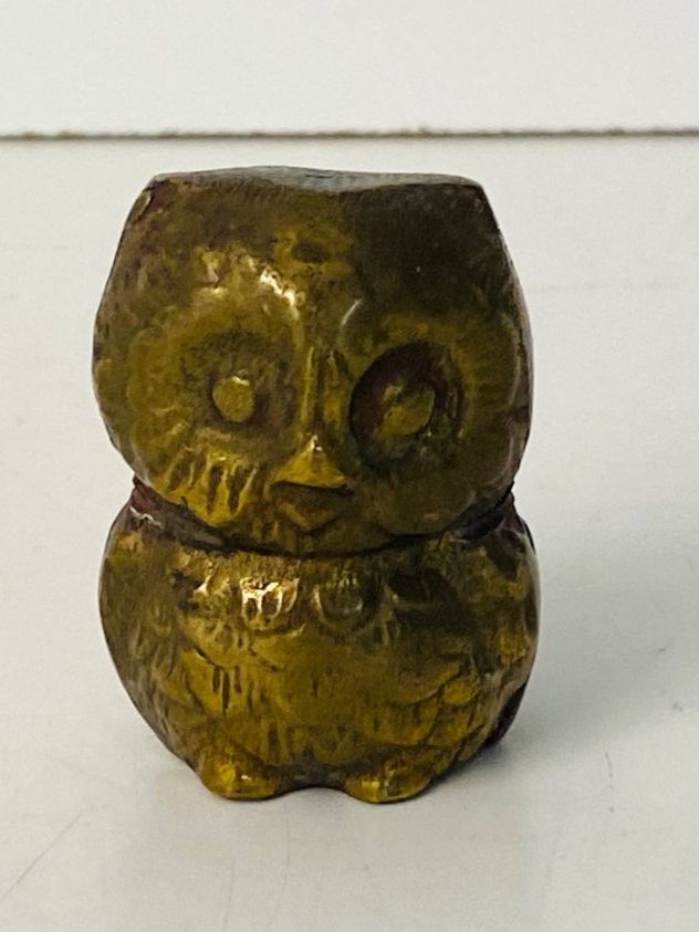 Statuette: Briefbeschwerer Talisman Eule Messing Mid Century 60s – Usato da Zürich venduto da Arche_Brockenhaus