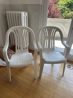 2 weisse Gartenstühle / Kunststoffstühle stapelbar