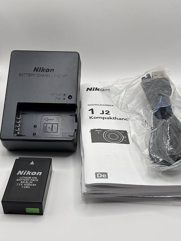Nikon Fotocamera: Nikon 1 J2 Silber - kompakte Systemkamera mit OVP – Usato da Merenschwand venduto da Sbj 3