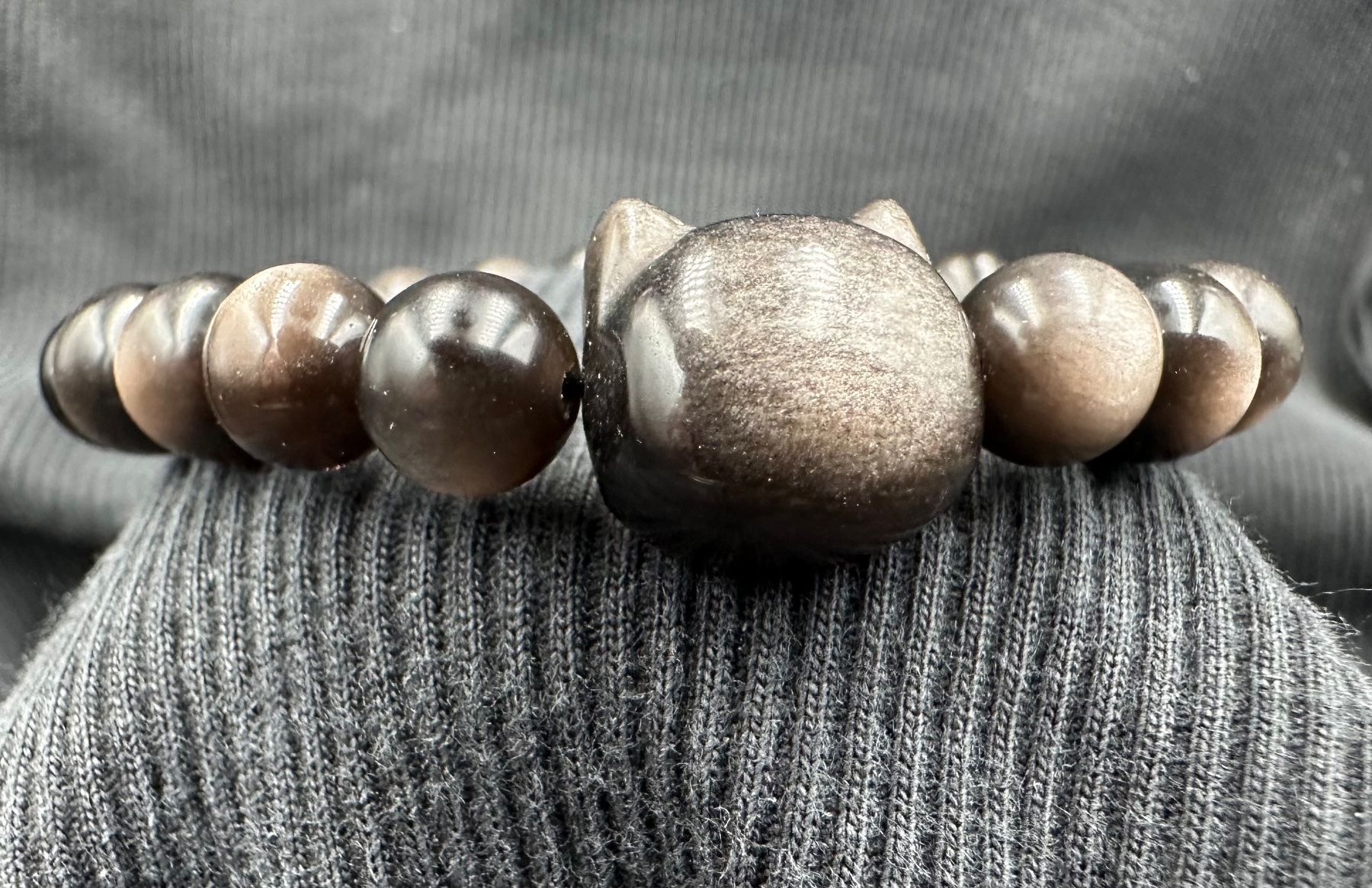 Mineralien & Heilsteine: 8mm Silber Obsidian Armband mit Kätzchen – Neu und originalverpackt aus Männedorf von cab_cb8m