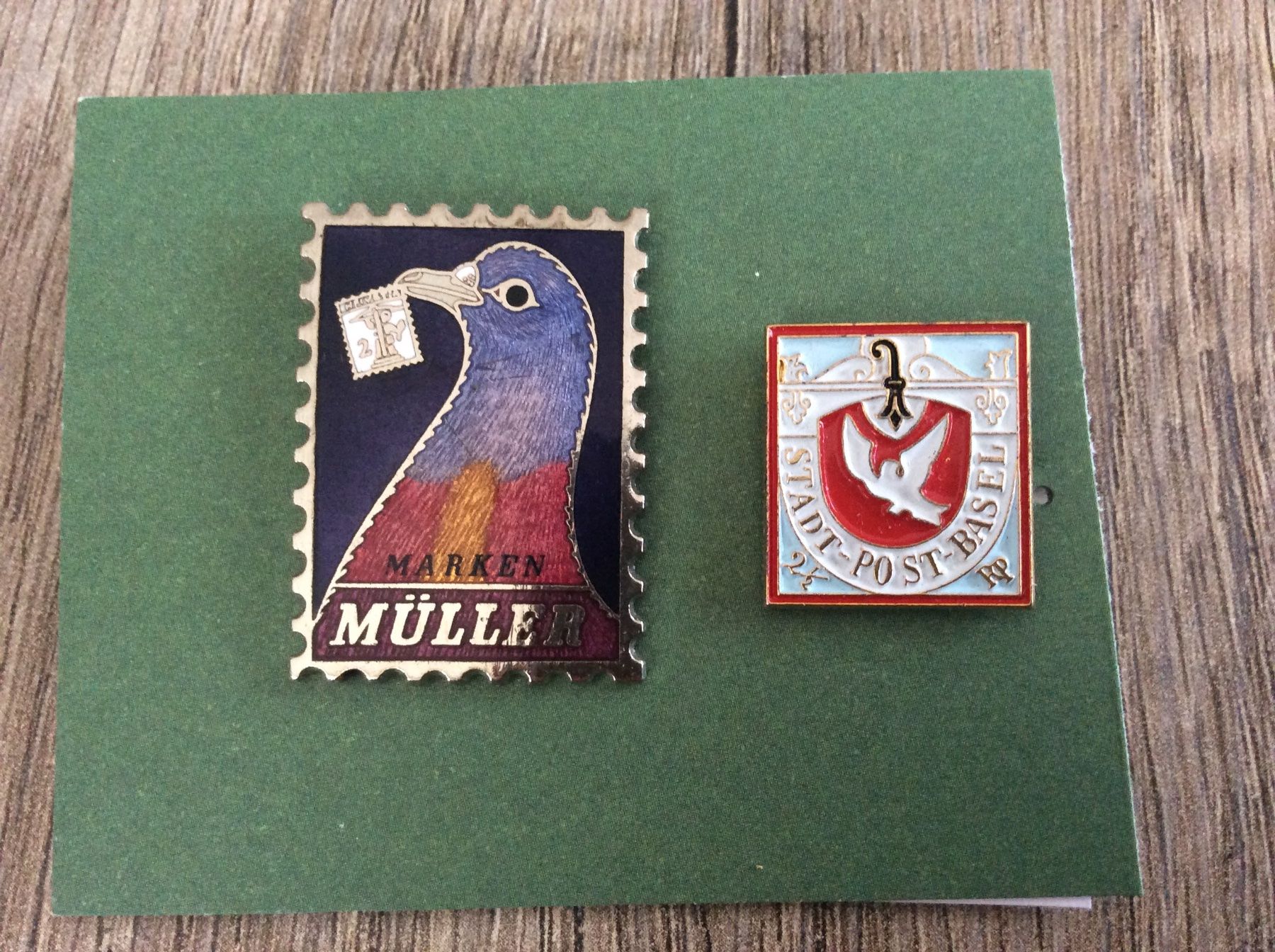 Placchette & Badge: 2 Briefmarken Pins – Usato da Triesen / Liechtenstein venduto da Edgardo55