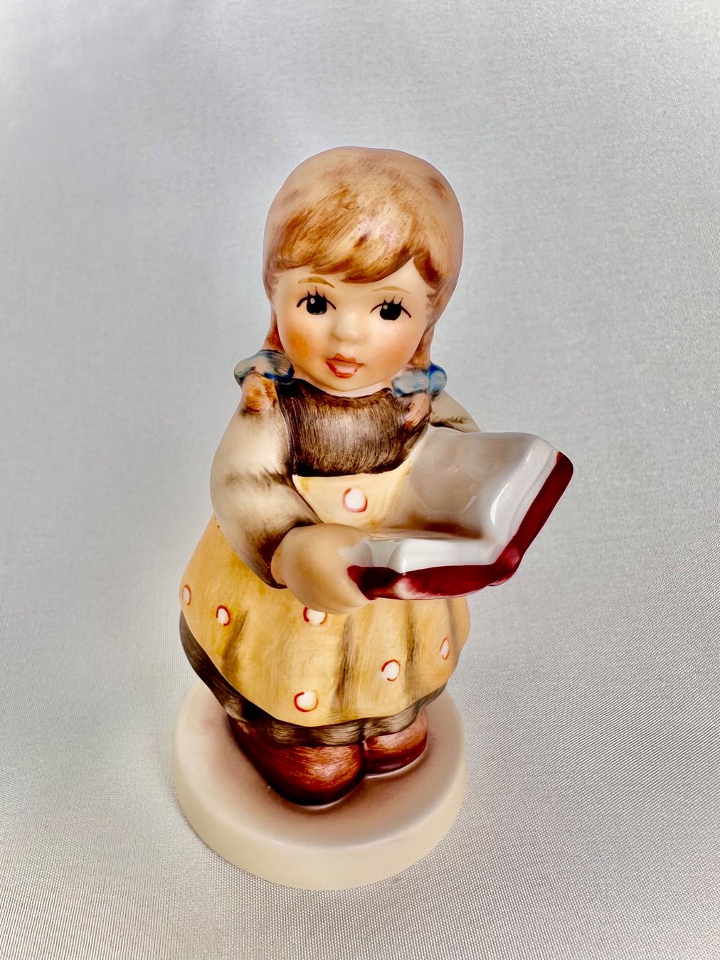 Hummel Statuette: Goebel Hummel Figur Mädchen "Fehlt noch was?" mit Plattform – Usato da Steinen venduto da SputnikSweetheart 1