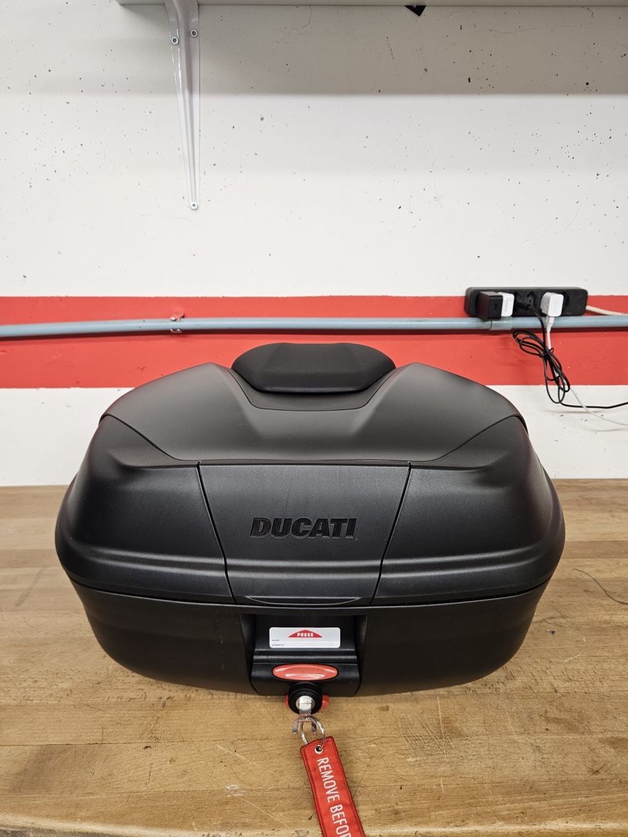 Ducati Topcase: Ducati Topcase Original mit Befestigung Winter Schnäppchen! – Usato da Staad SG venduto da xsarax