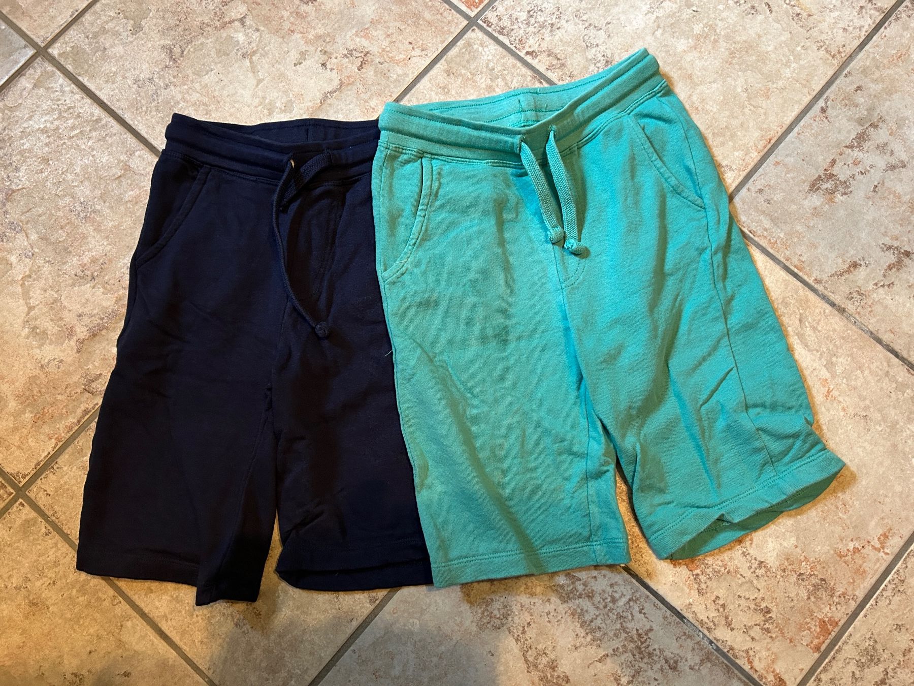 Pantaloni: Hose kurz, Gr. 122/128, 2 Paar – Usato da Reichenburg venduto da nanuk015