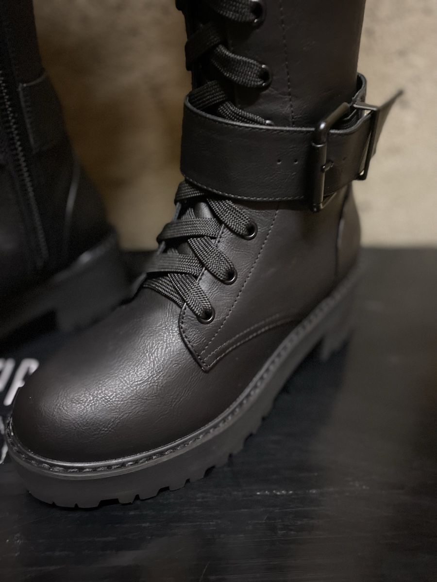 Scarpe da donna: Schwarze Schnürstiefel Combat Boots Gr. 37.5 neu – Nuovo e nell'imballaggio originale da Zürich venduto da DawaChi 1