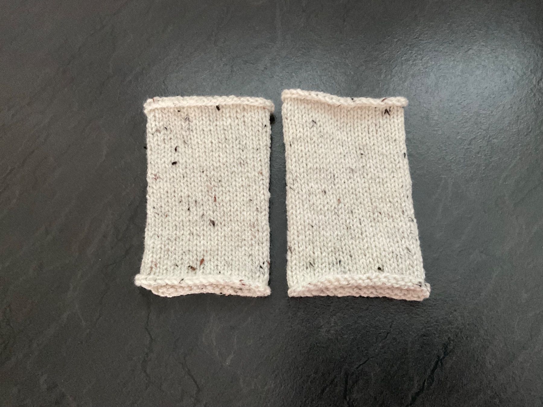 Handschuhe & Handstulpen: Handgestrickte Pulswärmer - Amedisli Beige – Neu (gemäss Beschreibung) aus Wetzikon ZH von FeeF