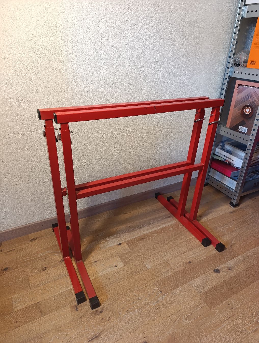 Établis: Arbeits- oder Tischbock Metall rot – D'occasion à Zürich par CS_2000
