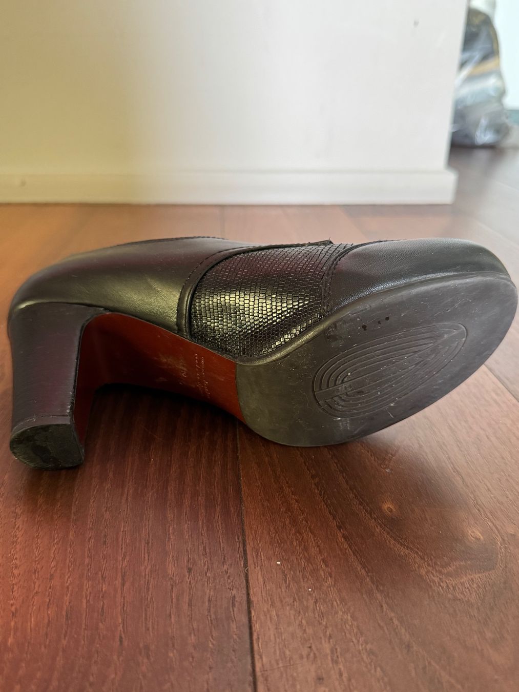 Scarpe da donna: Chie Mihara Leder-Pumps Gr. 39 schwarz – Usato da Zürich venduto da Parsimonious 3