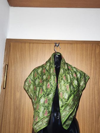 Foulard en soie vert motif floral rose et blanc,