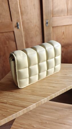 Trendige, gesteppte Handtasche in Pastelgelb – Neuwertig!
