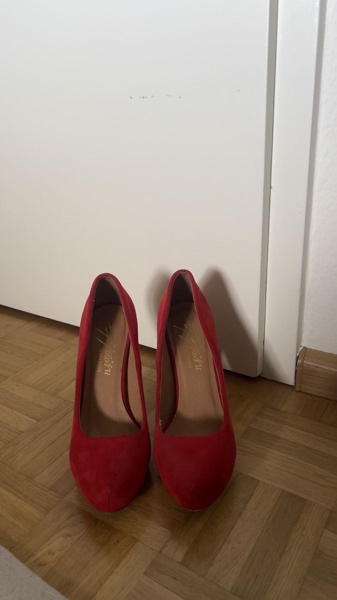 Scarpe da donna: Roter Stöckelschuh – Usato da Sisseln venduto da nt.geschenkshop 1