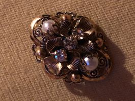 Brooch gold coloured with faux pearls used condition