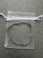 Modearmband aus grauen Steinen