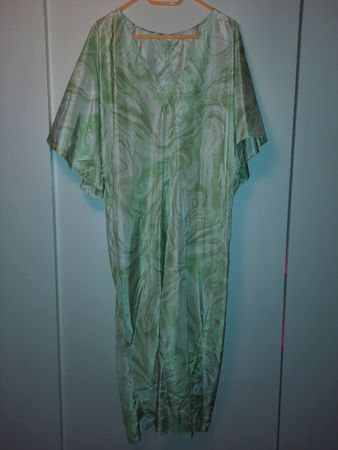 NEU und Ungetragen Kleid H&M gemustert Gruen Groesse L 