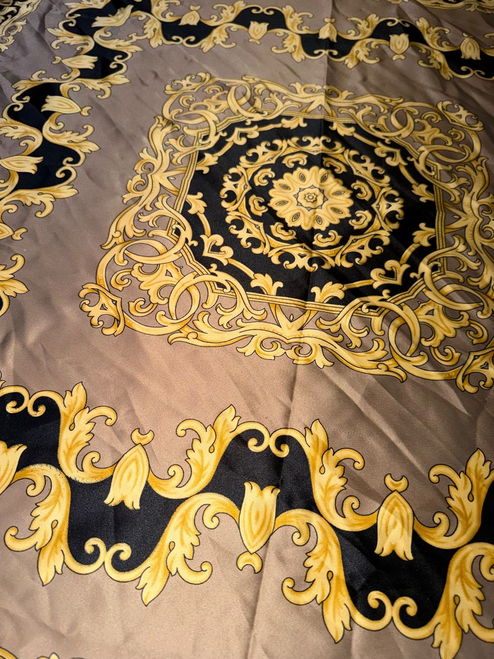 Foulard & Sciarpe: Schöner gemusterter Schal, made in Italy – Usato da Grosswangen venduto da shoes.bags.and.co 2