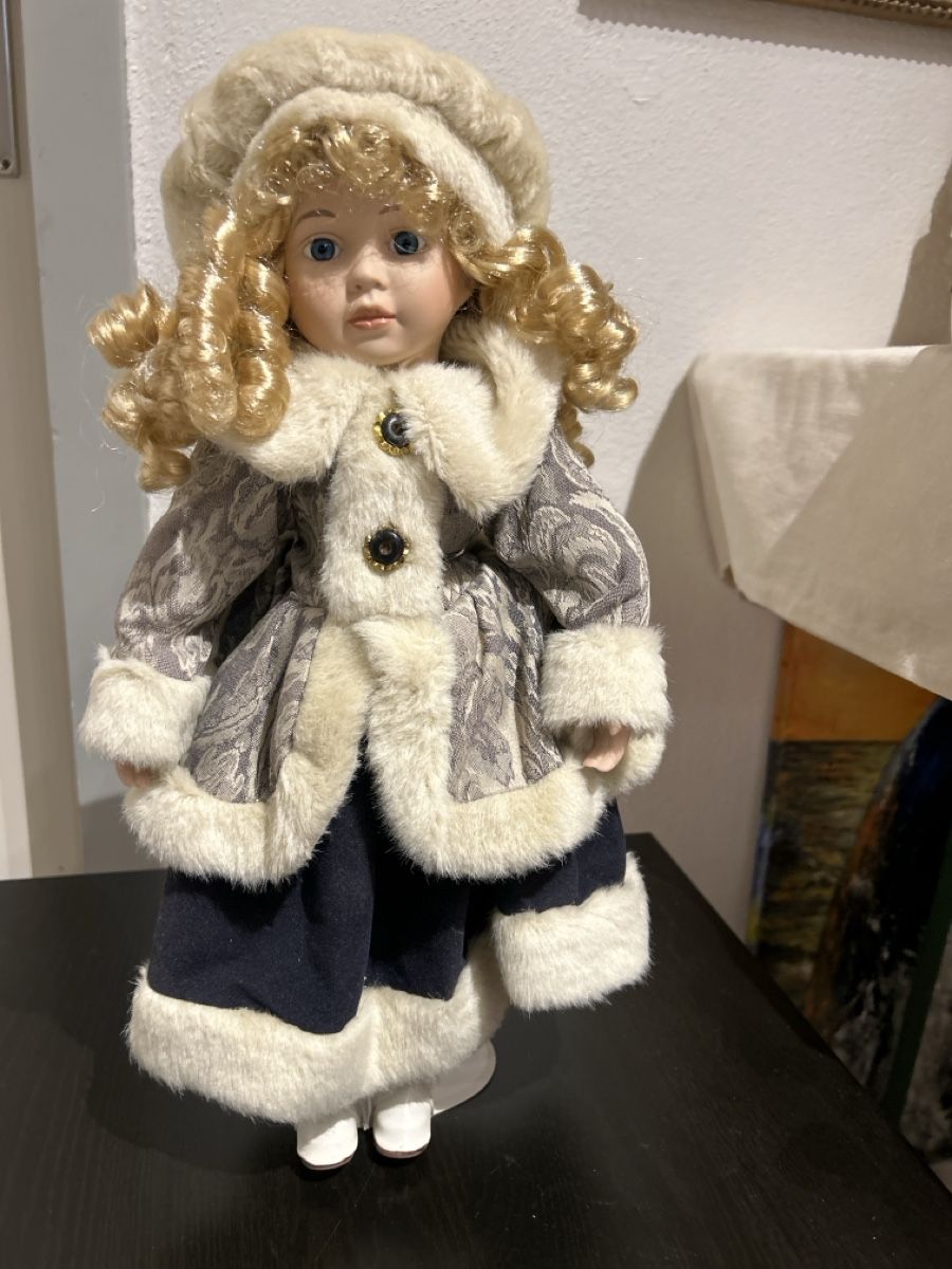Poupée de collection, style hivernal chic - Parfait état (D'occasion) à ...