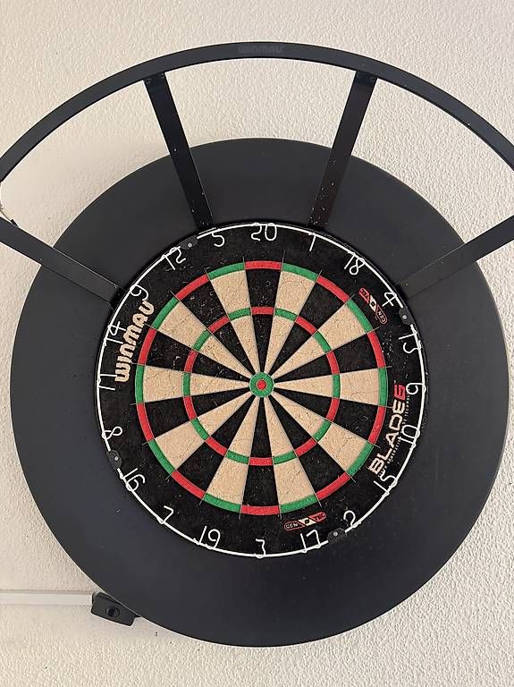 Jeux de fléchettes: Dartscheibe mit Surround und Beleuchtung – D'occasion à Steinhausen par deejaay_40