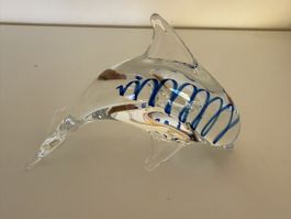 Glas Delfin mit blauer Spirale