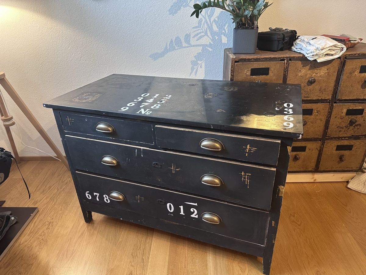 Cassettiere: gebrauchte, schwarze kommode mit marmorplatte – Usato da Muttenz venduto da bettina.b. 1