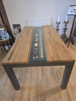 Massiver Holz-Esstisch mit Glaseinsatz (exkl. Deko)