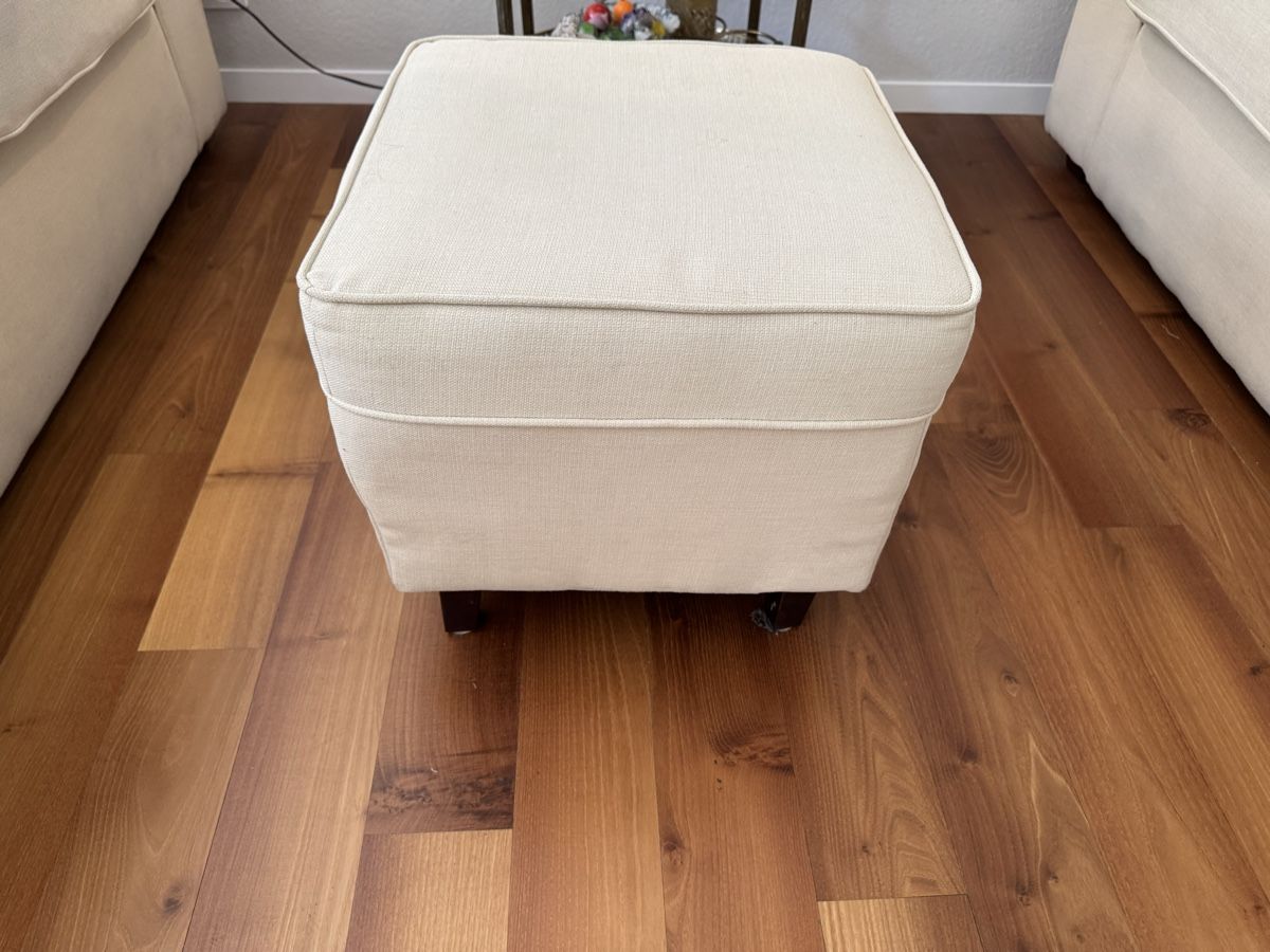 Sofas: 2 x Sofa ( 2 er Sofa) und ein Hocker. Sofa 1.85 m breit. – Gebraucht aus Winterthur von han_m89f 5