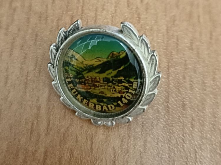 Placchette & Badge: Pin Leukerbad 1401m - Box 13 – Usato da Köniz venduto da Pinscollect