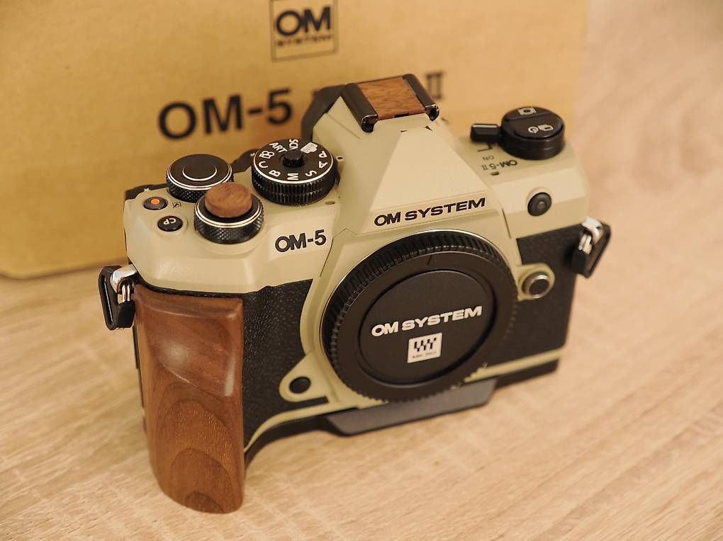 OM System Appareil photo: OM System OM 5 II, 2 Akkus, Ladegerät, Handgriff – D'occasion à Urdorf par Pukao 1