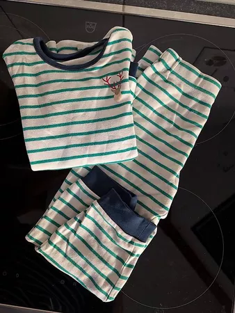 Weihnachtliches Pyjama in Gr. 98/104 zu verkaufen