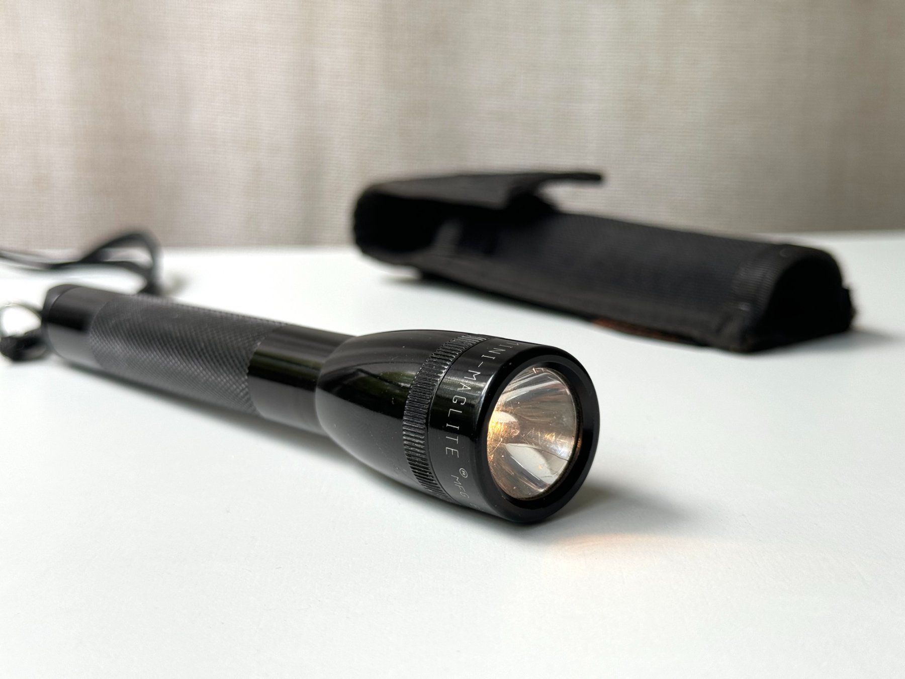 Lampen: Vintage Lampe MINI-MAGLITE + étui Uncle Mike's Sidekick – Gebraucht aus Genève von Reveur