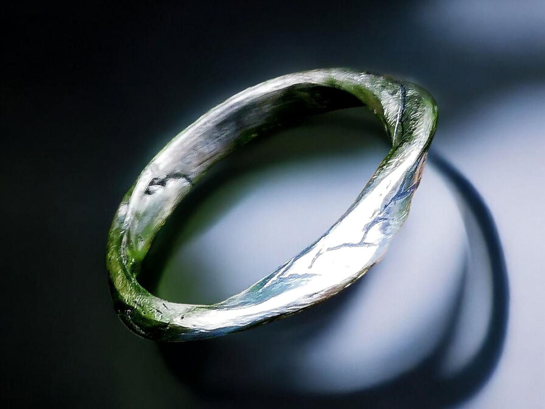 Ringe: Handgemachter Stahlring,  gedreht & geschnitzt, Gr. 61 – Neu und originalverpackt aus Aarau von Schmuckhoehle_MD 2