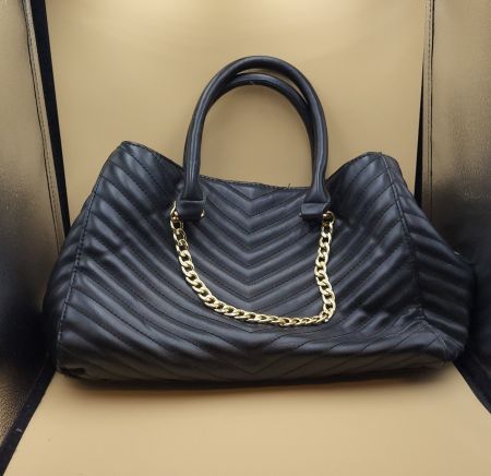 Schwarze Handtasche mit goldener Kette
