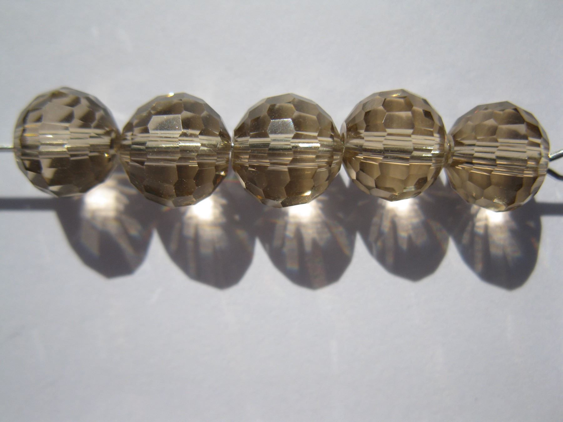 Perlen (unechte): 25 Glasperlen facettiert, Disco, smoke topas, 8mm – Gebraucht aus St. Margarethen TG von LuanaKa