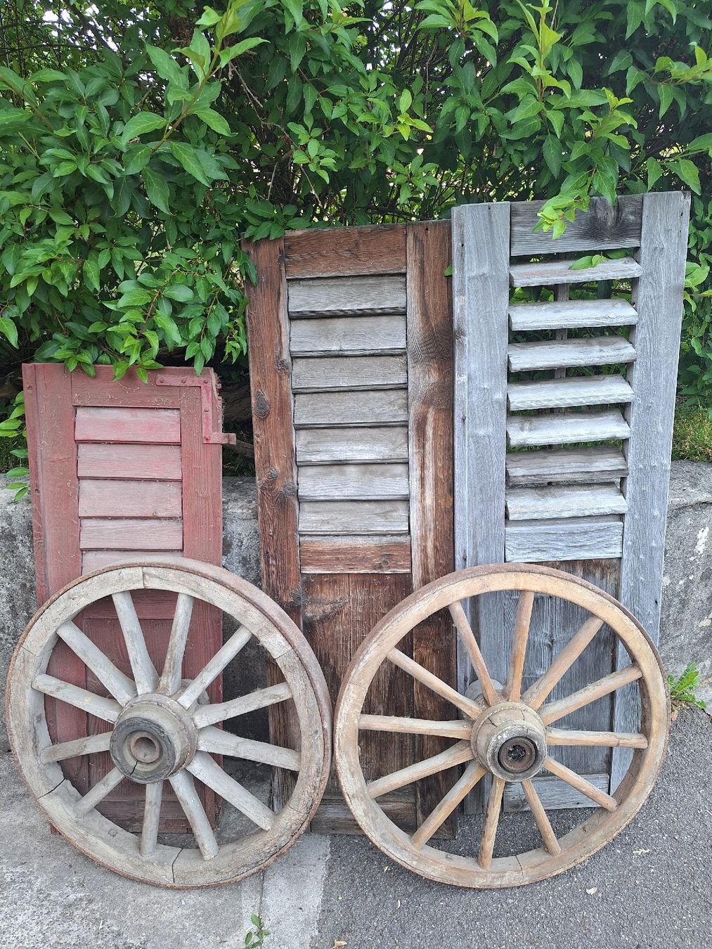 Tutte le decorazioni: Deko-Set: 2 Wagenräder und 3 Fensterladen – Usato da Affeltrangen venduto da Salz-Pfeffer