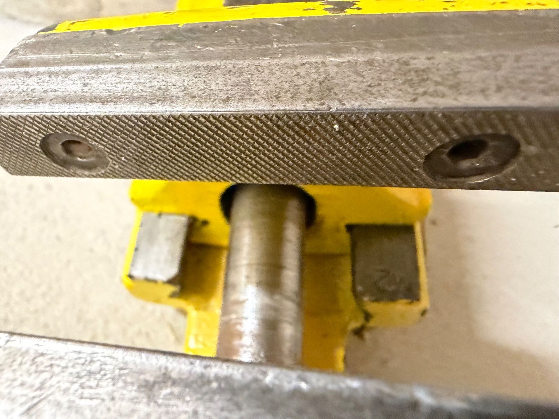 Gressel Tutti gli attrezzi: Gressel Elektrosulzer Schraubstock mit Holzblock gelb – Usato da Zürich venduto da sne.swiss 7
