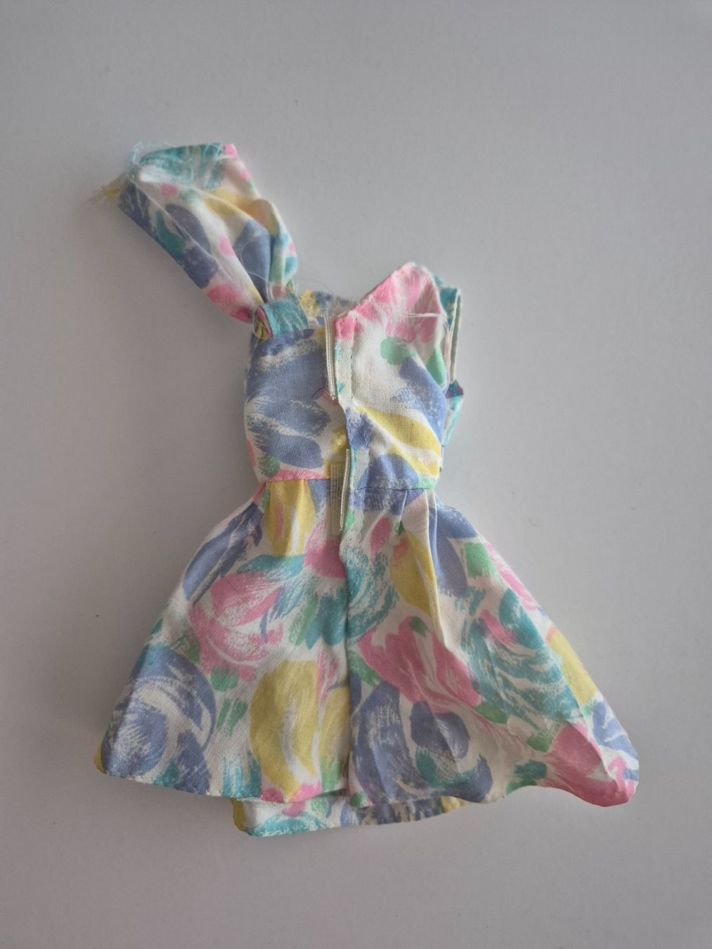 Bambole: Barbie farbiges Kleid mit Blumen – Usato da Zürich venduto da pau_y8mv 1