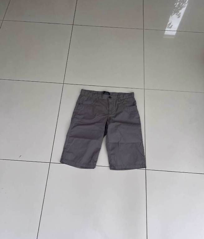Pantaloni: Short gris léger NEUF 170 – Usato da Epalinges venduto da Kallem