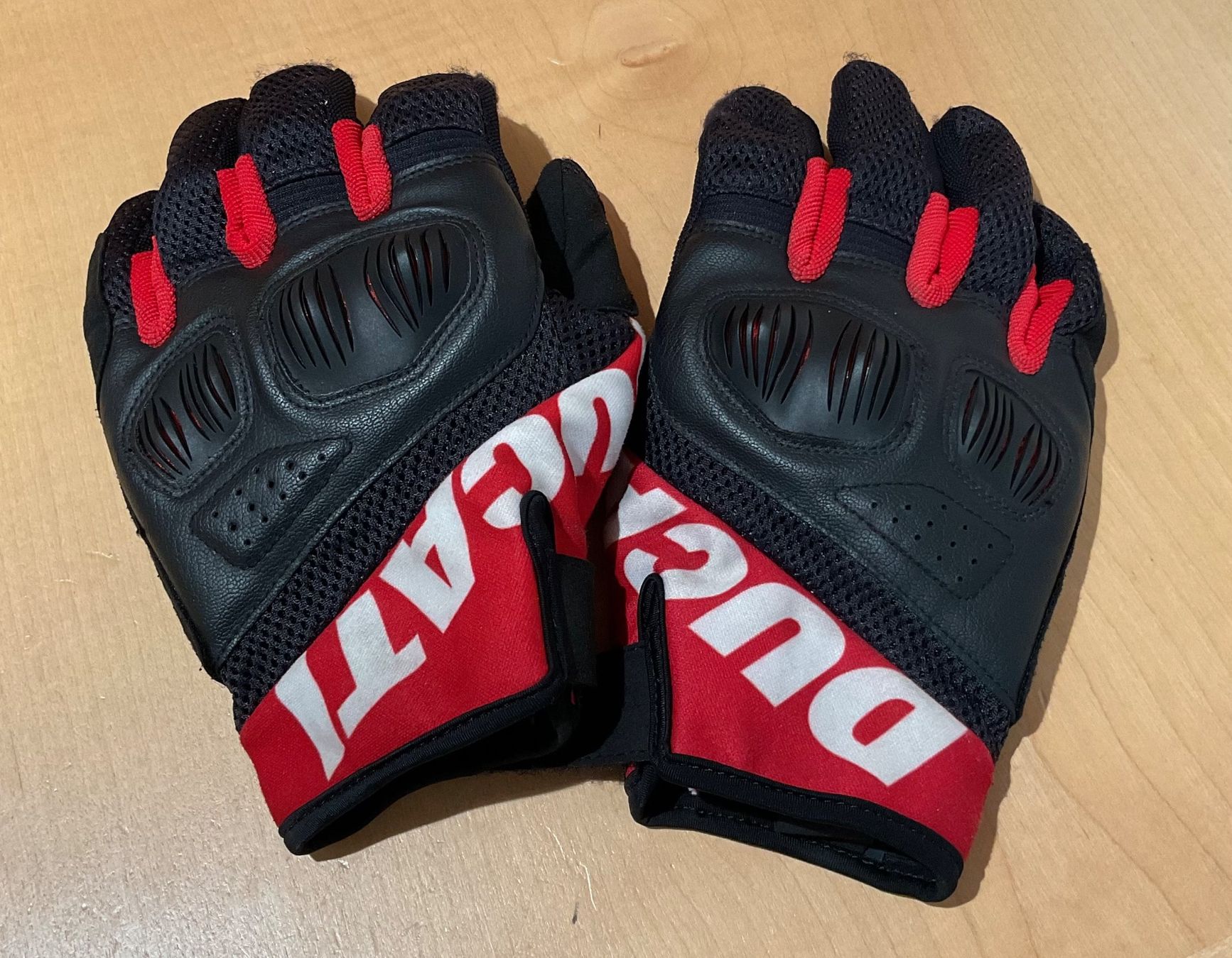 Ducati Autres accessoires hommes: Ducati Motorradhandschuhe Sommer – D'occasion à Basadingen par bri_7lx9