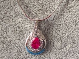 Schlangenkette pinkiger Tropfen