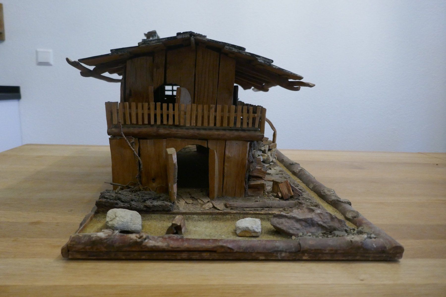 Articoli in legno: Schönes Holzhaus / Holzkrippe – Usato da Büsingen venduto da Scor88 5