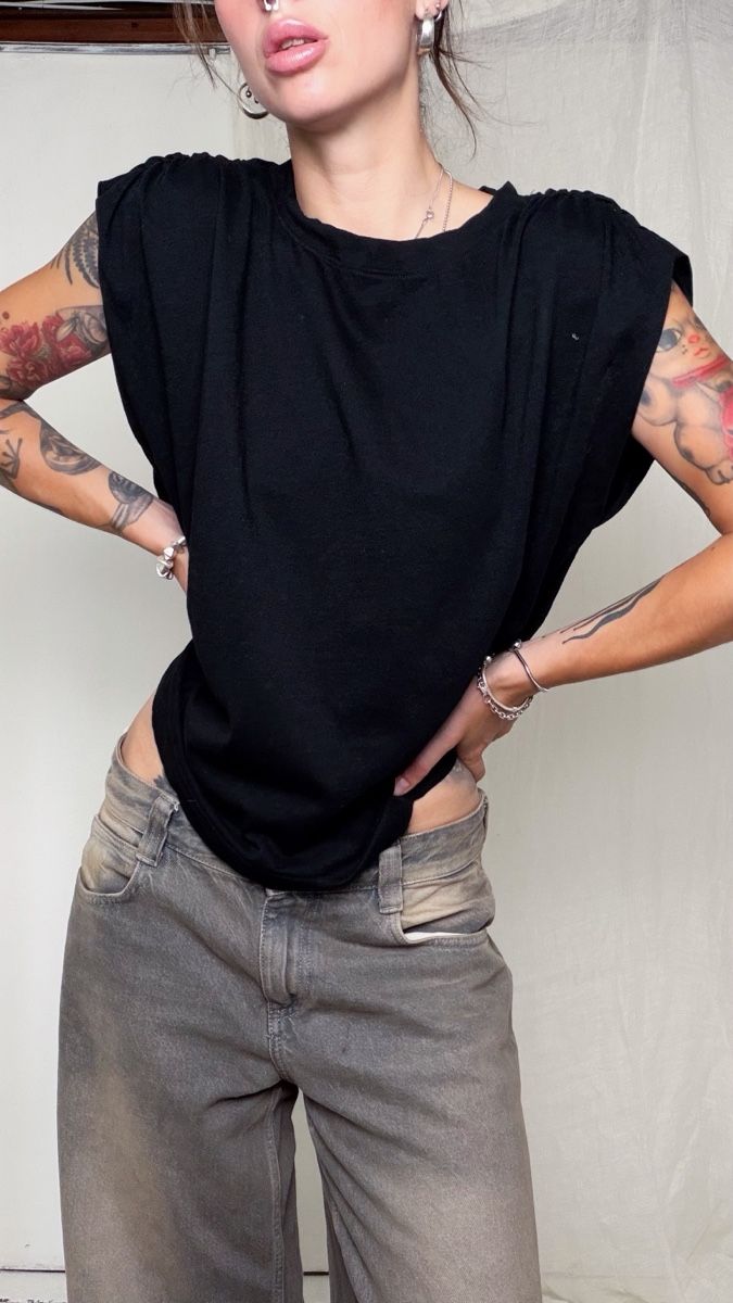 T-shirts: Black oversized t-shirt with ruched sleeves  – D'occasion à Knonau par Grapesvintage
