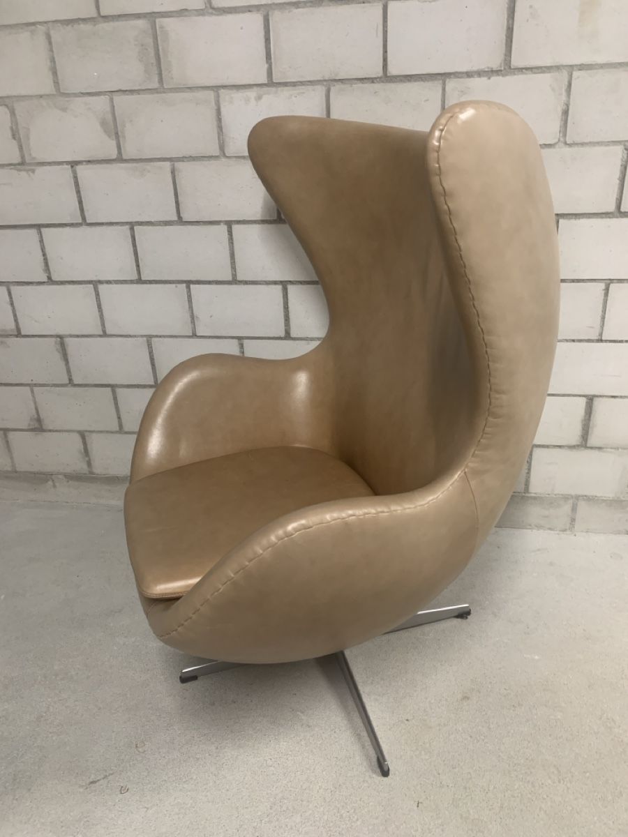 Sedie: Classic egg chair design Arne Jakobsen – Usato da Attiswil venduto da Retrodane