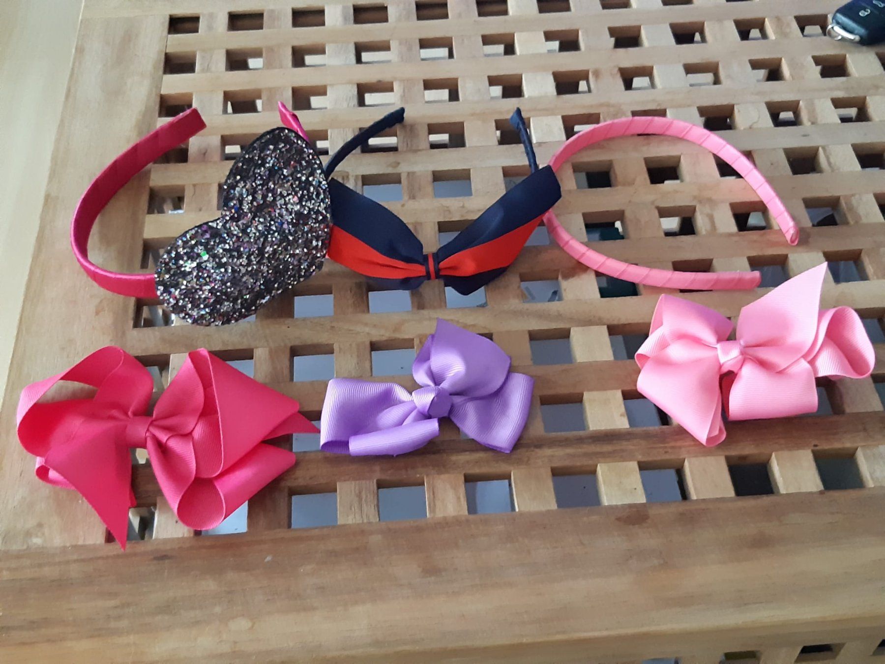 Haarschmuck: MÄDCHEN 3 STIRNBÄNDER+3 SCHLEIFE, NEUWERT 6STK – Gebraucht aus Sachseln von volvoc70