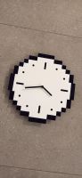 Pixel Wanduhr Schwarz Weiss Rund im Pixel-Look