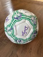 Fussball mit Unterschriften des FCSG zwischen 1995 und 2003