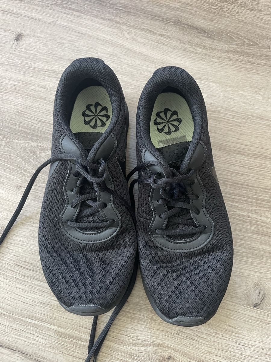 Nike Scarpe da donna: Schwarze Nike Freizeitschuhe Grösse 38.5  – Usato da Winterthur venduto da Fabelhaft123 4