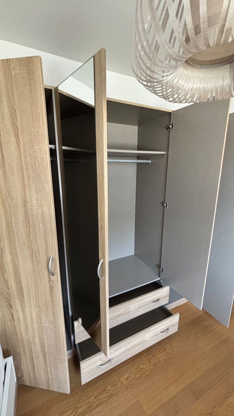 Conforama Armadi: Kleiderschrank Eicheoptik hell mit Spiegeln 4 Türen – Usato da Worb venduto da jon_8wpq 4